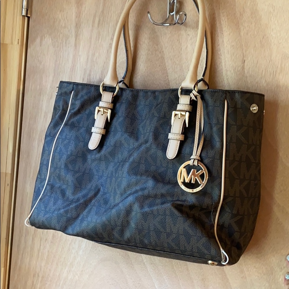 Micheal kors purse